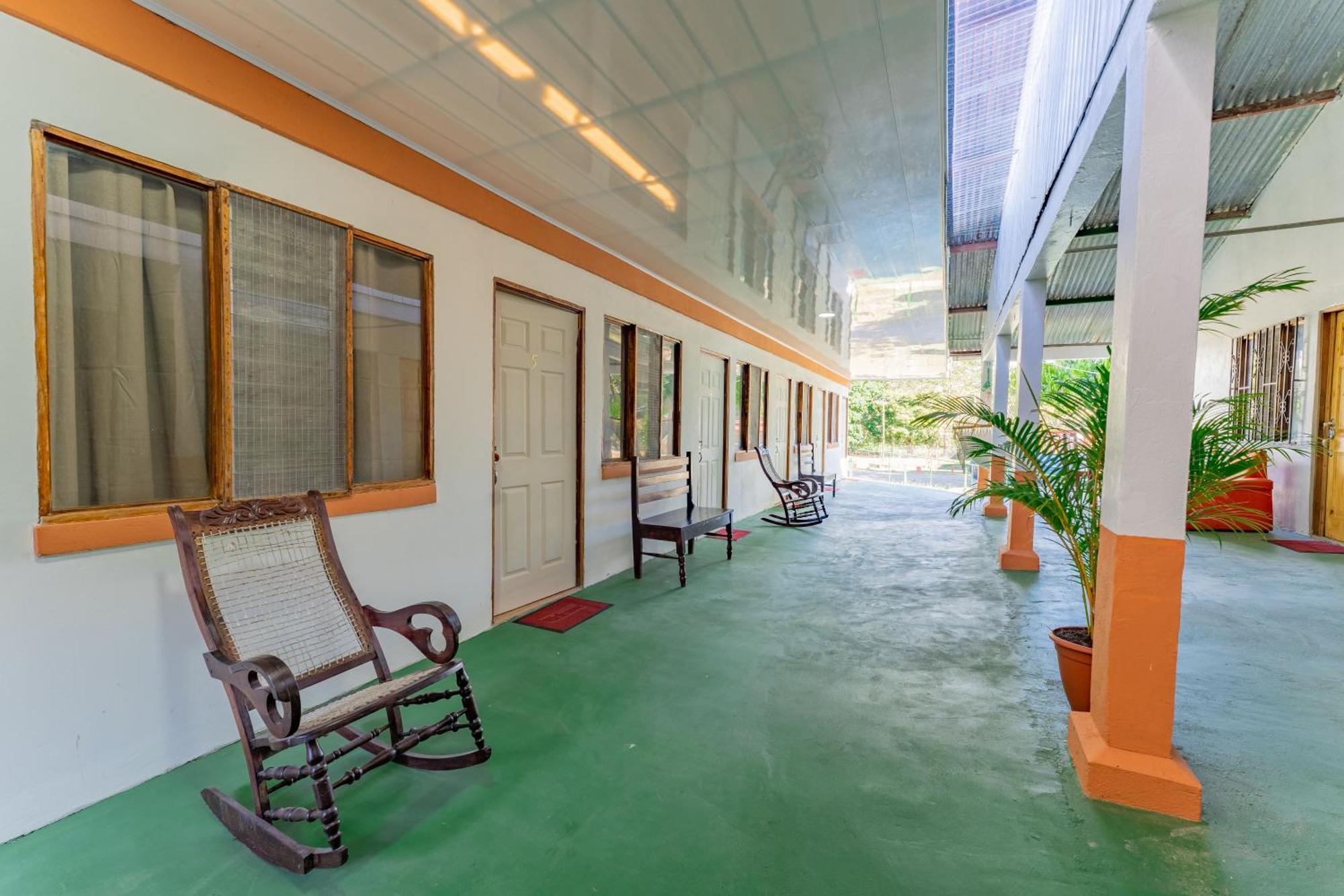 El Cocobolo Food&Rest Room 6 Bed And Breakfast Wifi Ac Pkg Gratis 利比里亚 外观 照片
